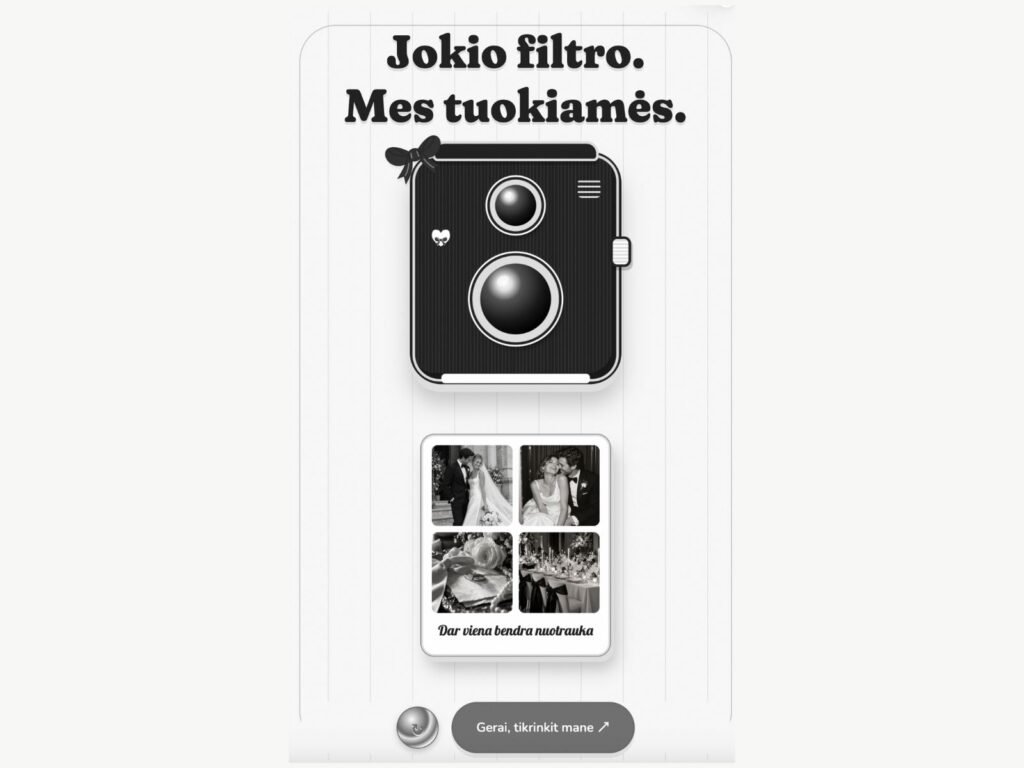 „Forever“ nespalvotas vestuvių kvietimas su retro fotoaparatu, juodu kaspinu ir keturių vestuvių nuotraukų kortele