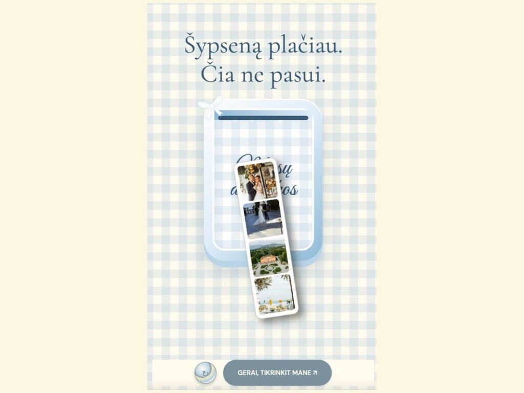„Lemon Pop“ vestuvių kvietimas su pasteliniu mėlynu nuotraukų aparatu, languotu fonu ir poros nuotraukų juostele