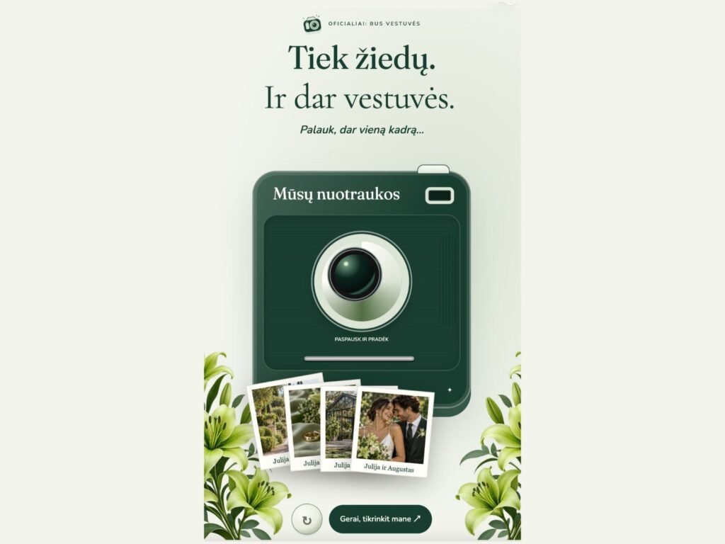 „Lily“ vestuvių kvietimas su sodriai žaliu fotoaparatu, lelijomis ir poros nuotraukomis