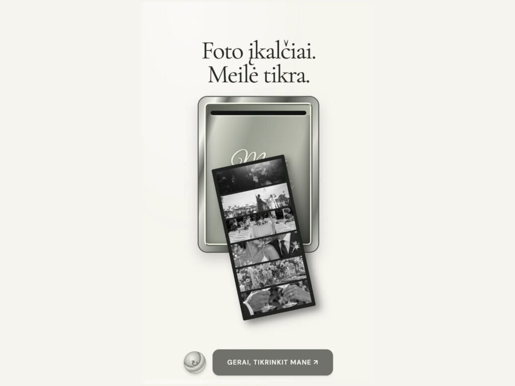 „Love Booth“ vestuvių kvietimas su retro fotobūdele ir nespalvota poros nuotraukų juostele