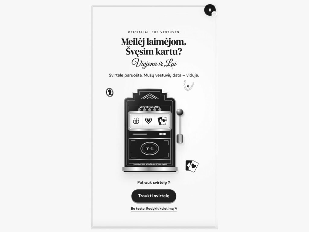 „Lucky Noir“ nespalvotas vestuvių kvietimas su retro žaidimų automatu, žiedais ir širdelėmis