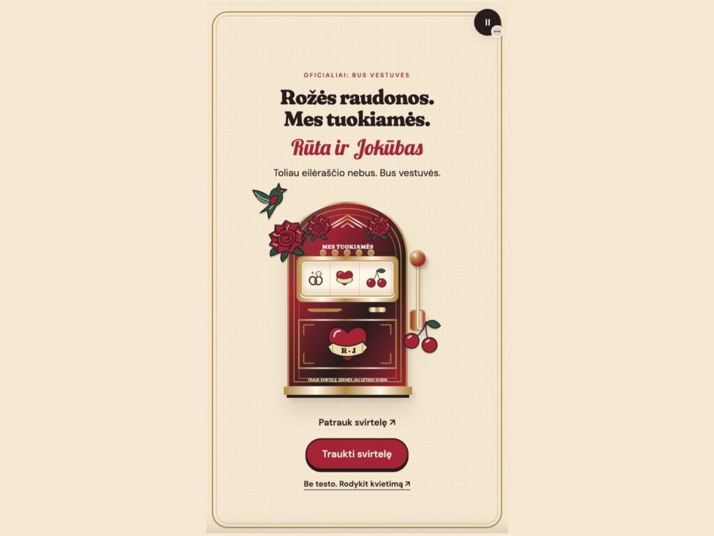 „Lucky Rose“ vestuvių kvietimas su bordo žaidimų automatu, raudonomis rožėmis ir retro stiliaus detalėmis