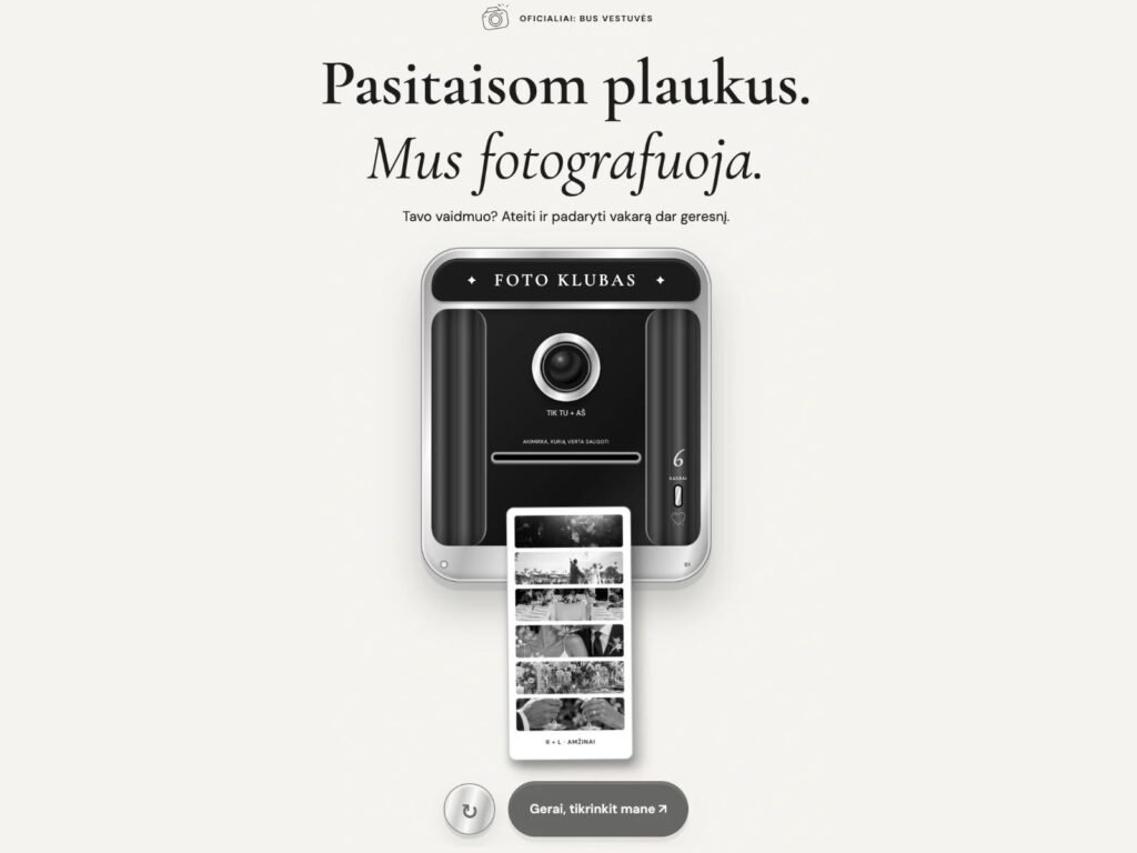 „Silver Screen“ vestuvių kvietimas su juoda ir sidabrine retro fotobūdele bei nespalvota poros nuotraukų juostele