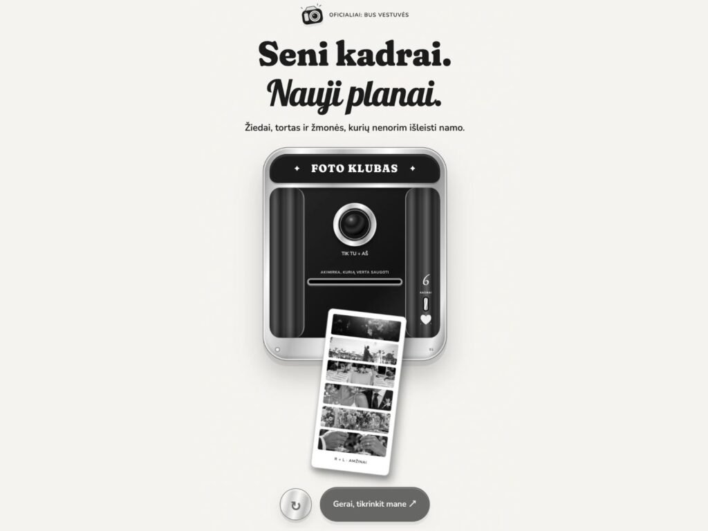 „Velvet Classic“ vestuvių kvietimas su juoda ir sidabrine retro fotobūdele bei nespalvotų poros nuotraukų juostele